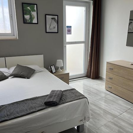 F5 Room 1, Private Double Room With Private Bathroom And Balcony In Shared Flat ムサイダ エクステリア 写真