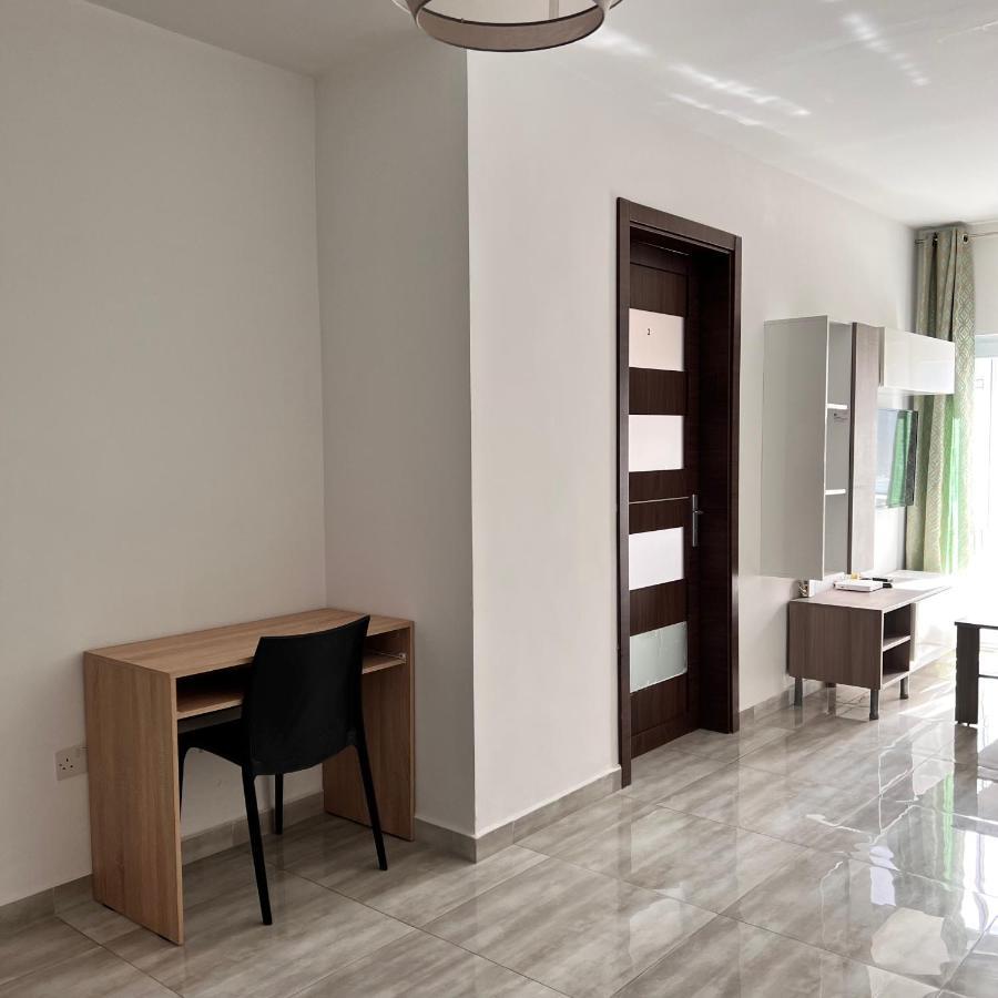 F5 Room 1, Private Double Room With Private Bathroom And Balcony In Shared Flat ムサイダ エクステリア 写真