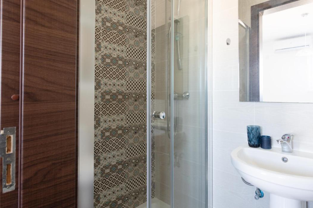 F5 Room 1, Private Double Room With Private Bathroom And Balcony In Shared Flat ムサイダ エクステリア 写真