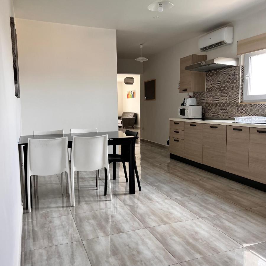 F5 Room 1, Private Double Room With Private Bathroom And Balcony In Shared Flat ムサイダ エクステリア 写真