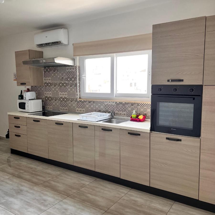 F5 Room 1, Private Double Room With Private Bathroom And Balcony In Shared Flat ムサイダ エクステリア 写真