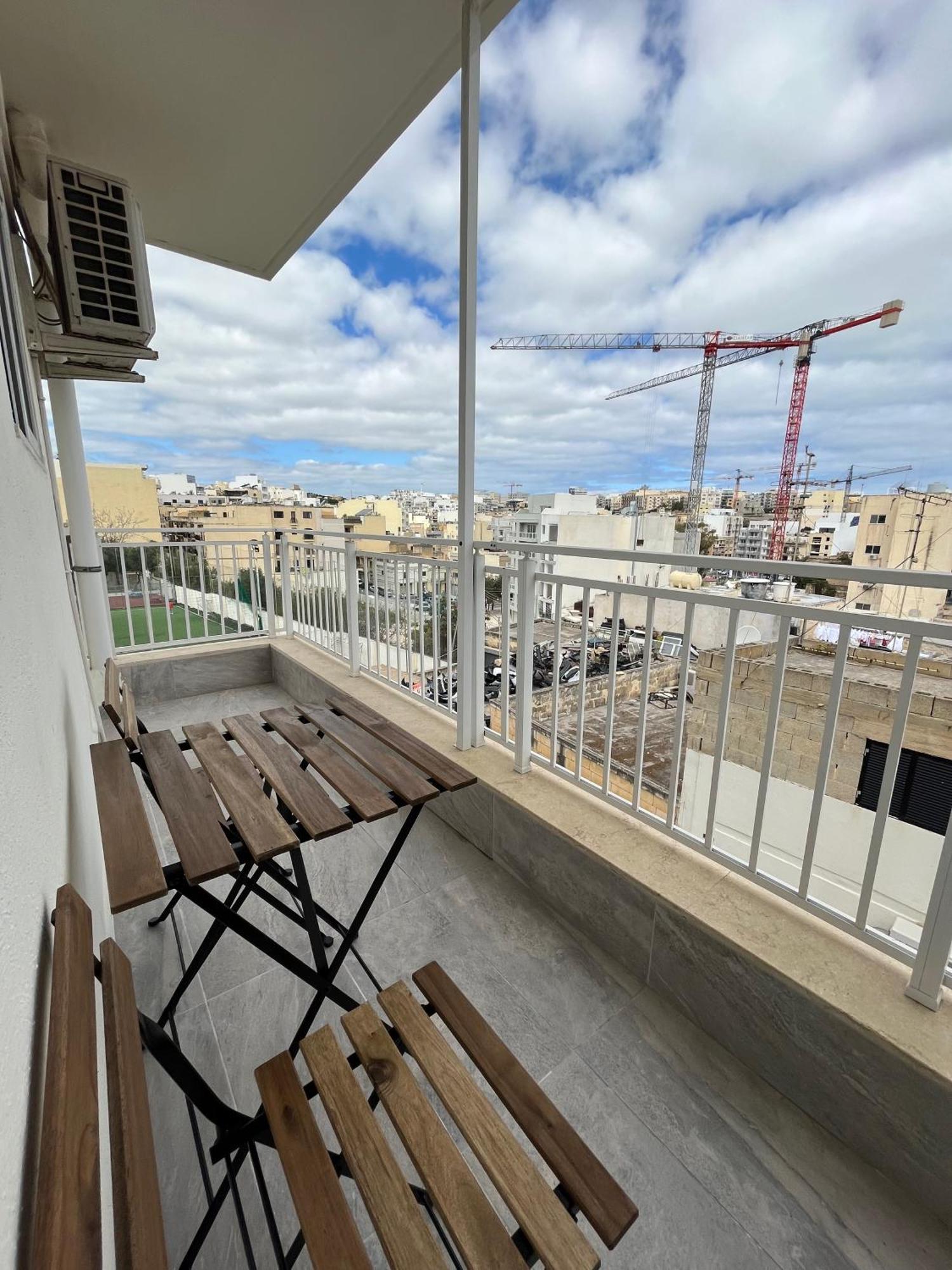 F5 Room 1, Private Double Room With Private Bathroom And Balcony In Shared Flat ムサイダ エクステリア 写真